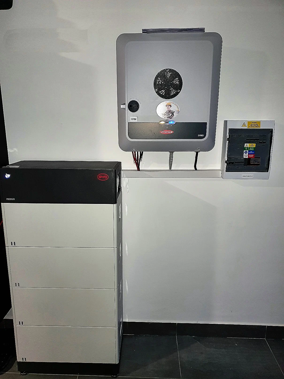 Menič Fronius a batériové úložisko BYD pri elektrickom rozvádzači