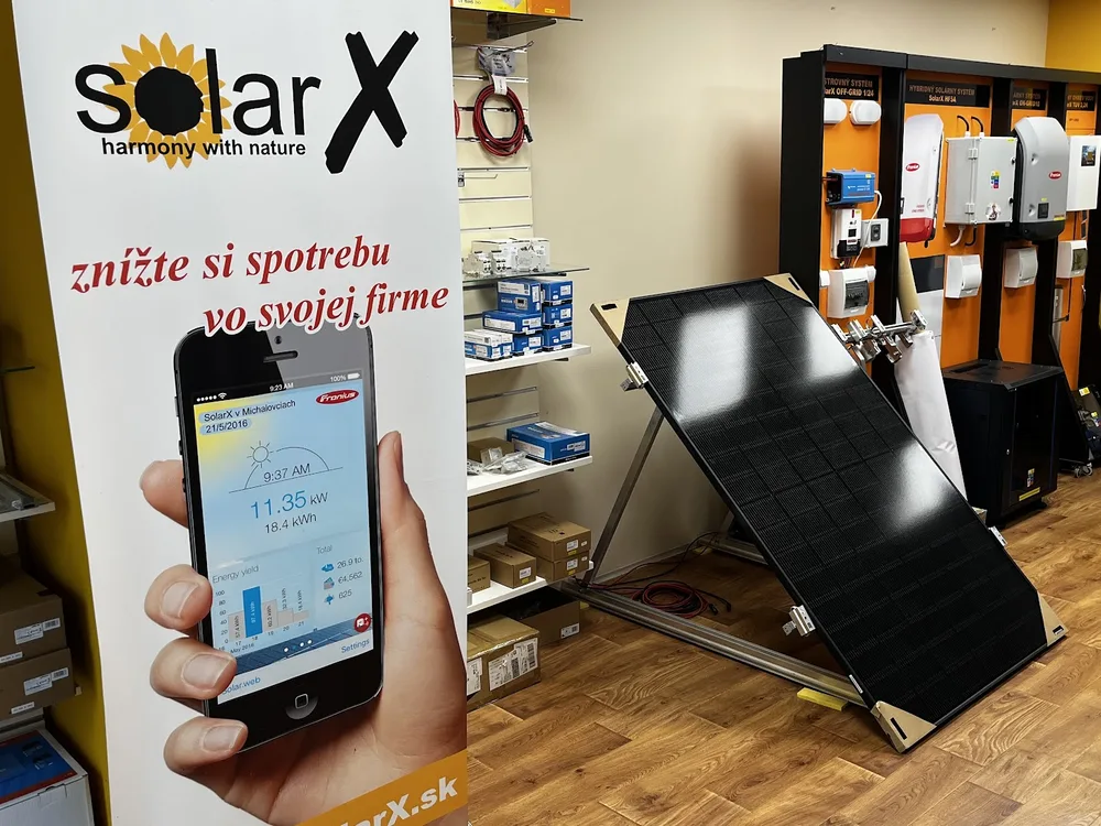 Predajňa SolarX v Michalovciach - vystavený panel, meniče a zostavy na ohrev vody