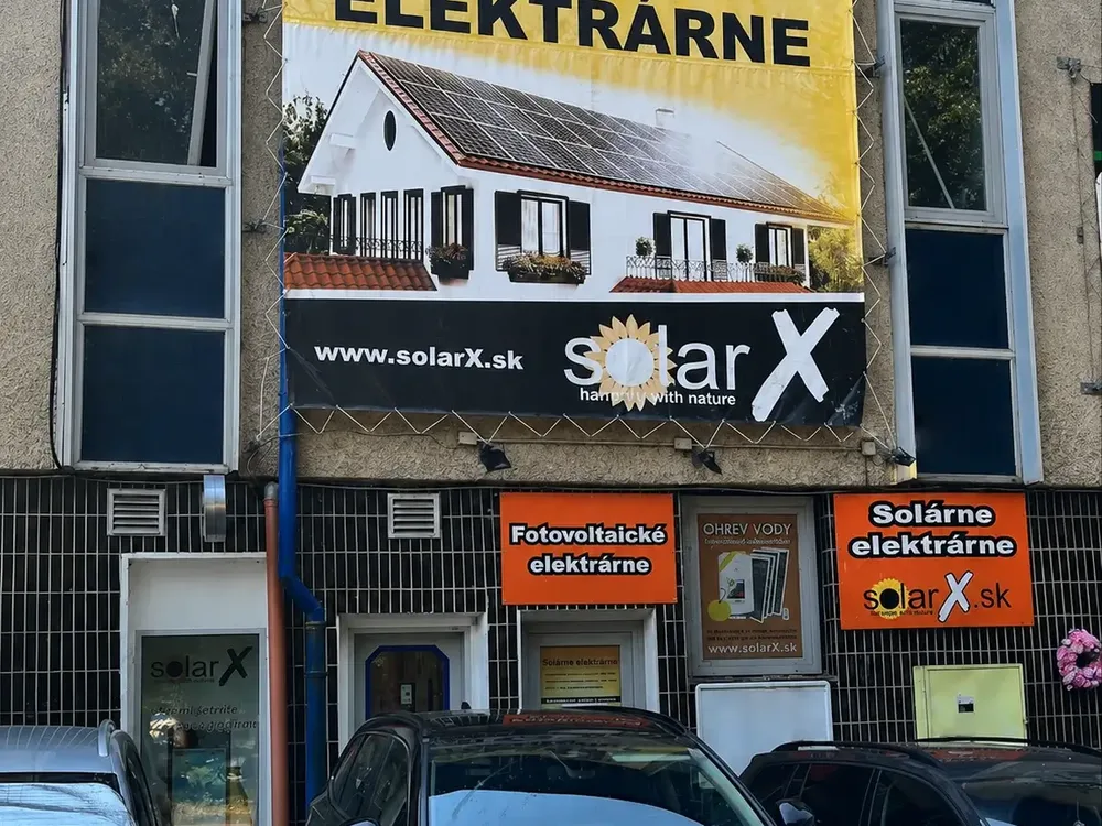 Prevádzka SolarX na Námestí slobody v Michalovciach zvonku