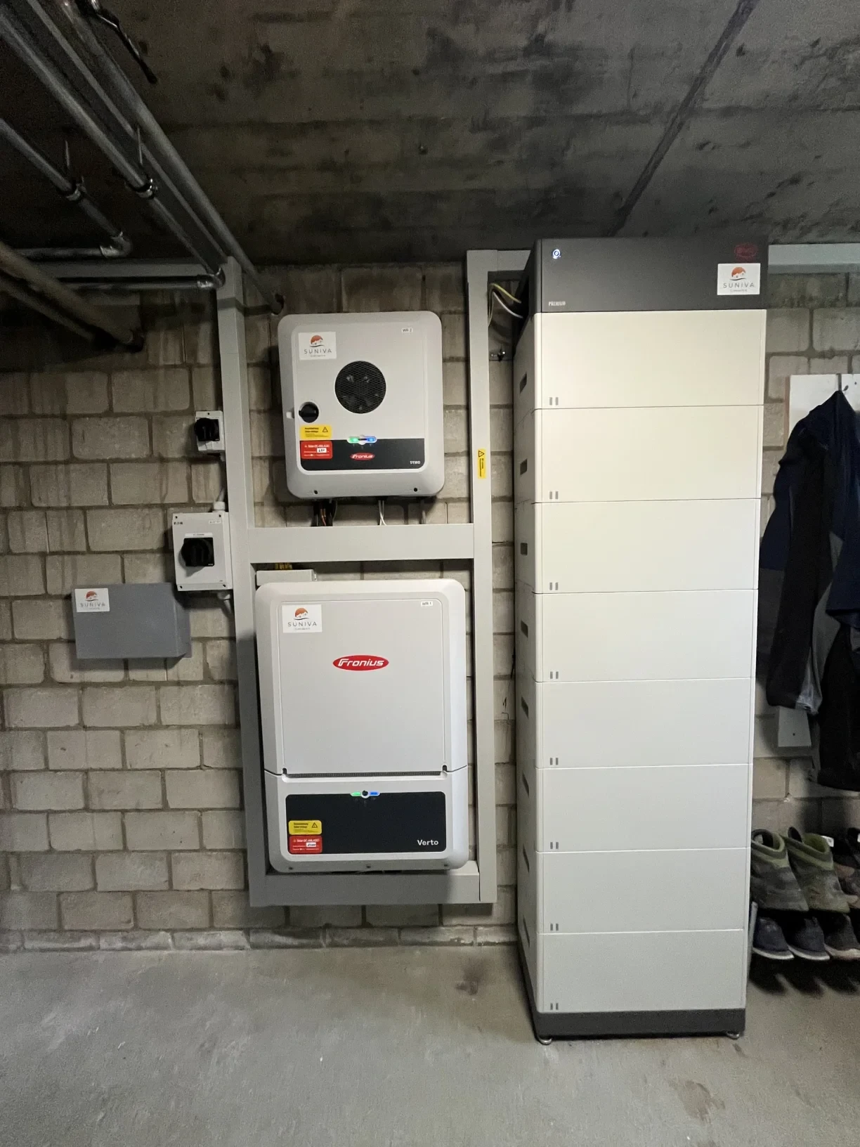 Batéria BYD Battery-Box Premium HVM vedľa meničov Fronius v technickej miestnosti
