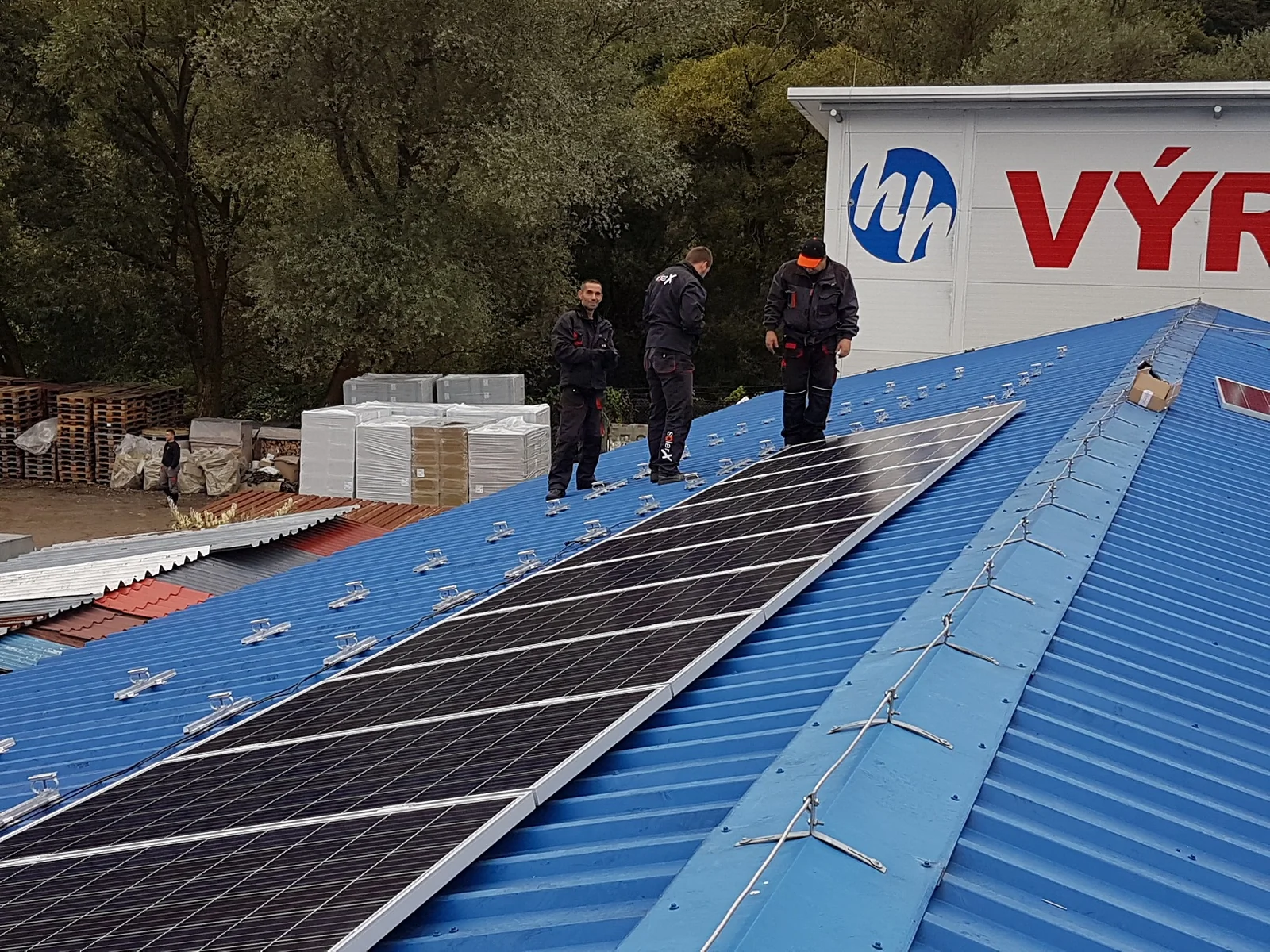 Montážny tím SolarX pri práci na firemnej inštalácii