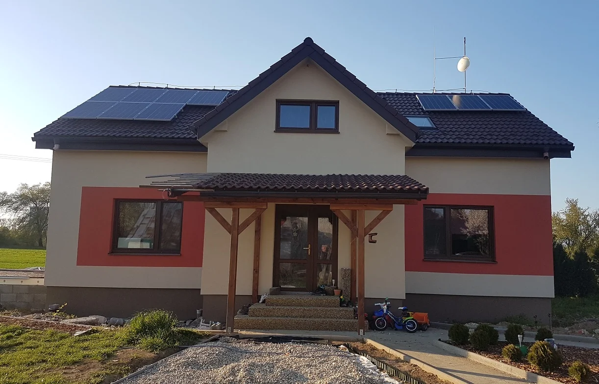 Solárne panely na rodinnom dome v Stretave