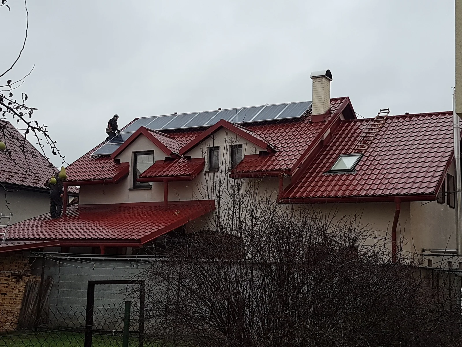 Fotovoltická elektráreň na rodinnom dome s červenou škridlovou strechou