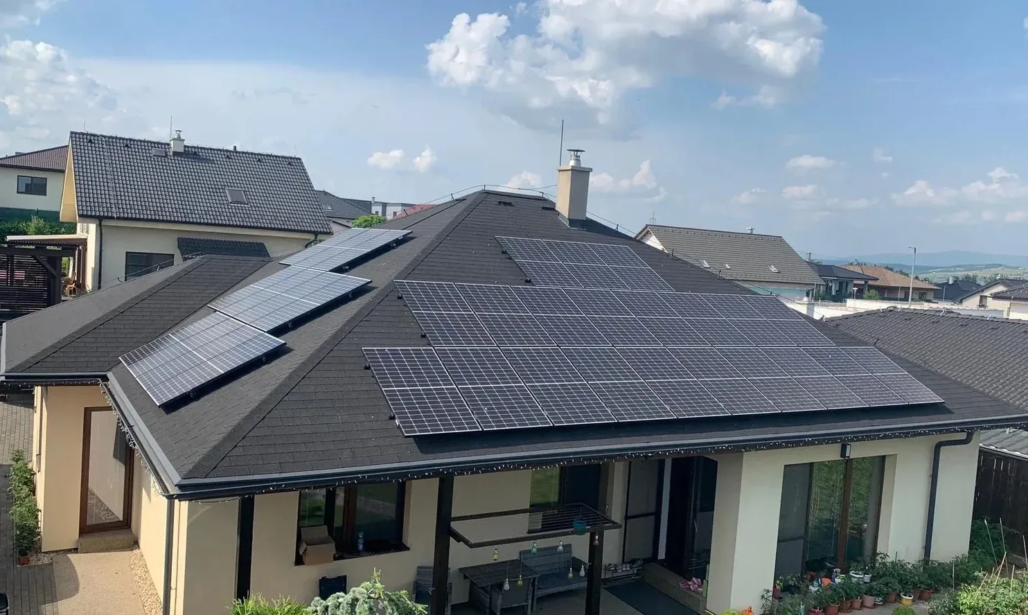 Celočierne solárne panely na valbovej streche rodinného domu